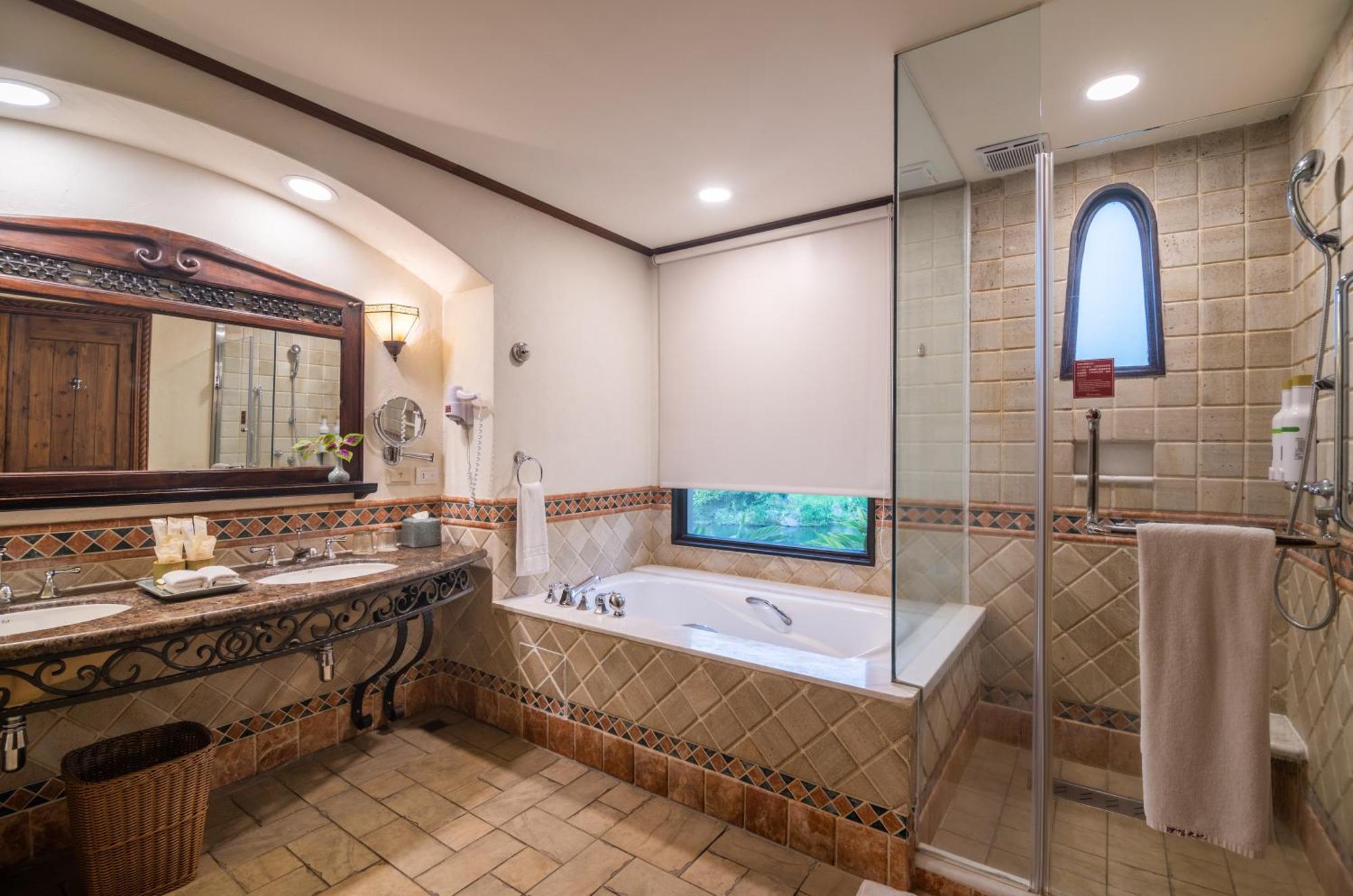 Promisedland Resort & Lagoon Shoufeng Esterno foto Bathroom