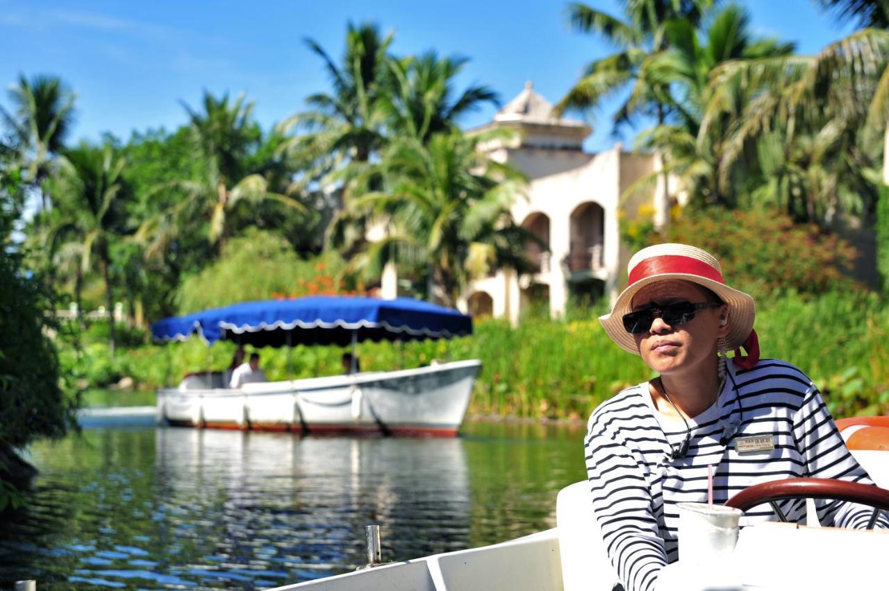 Promisedland Resort & Lagoon Shoufeng Esterno foto A woman on a boat tour at the Everglades