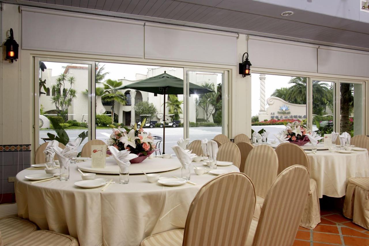 Promisedland Resort & Lagoon Shoufeng Esterno foto The interior of the restaurant