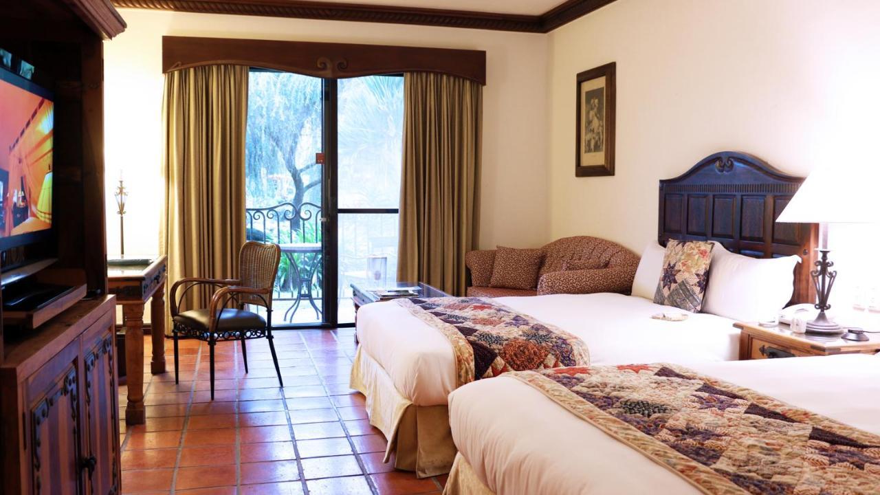 Promisedland Resort & Lagoon Shoufeng Esterno foto A room at the Hotel Las Alamandas